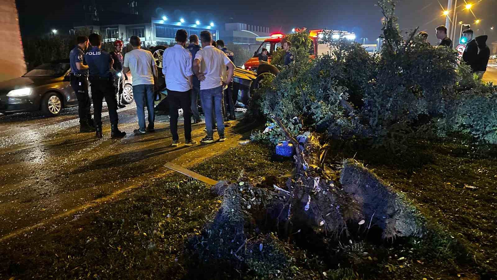 Bursa’da feci kaza: Önce ağaçları yıktı, sonra takla atarak karşı seride uçtu
