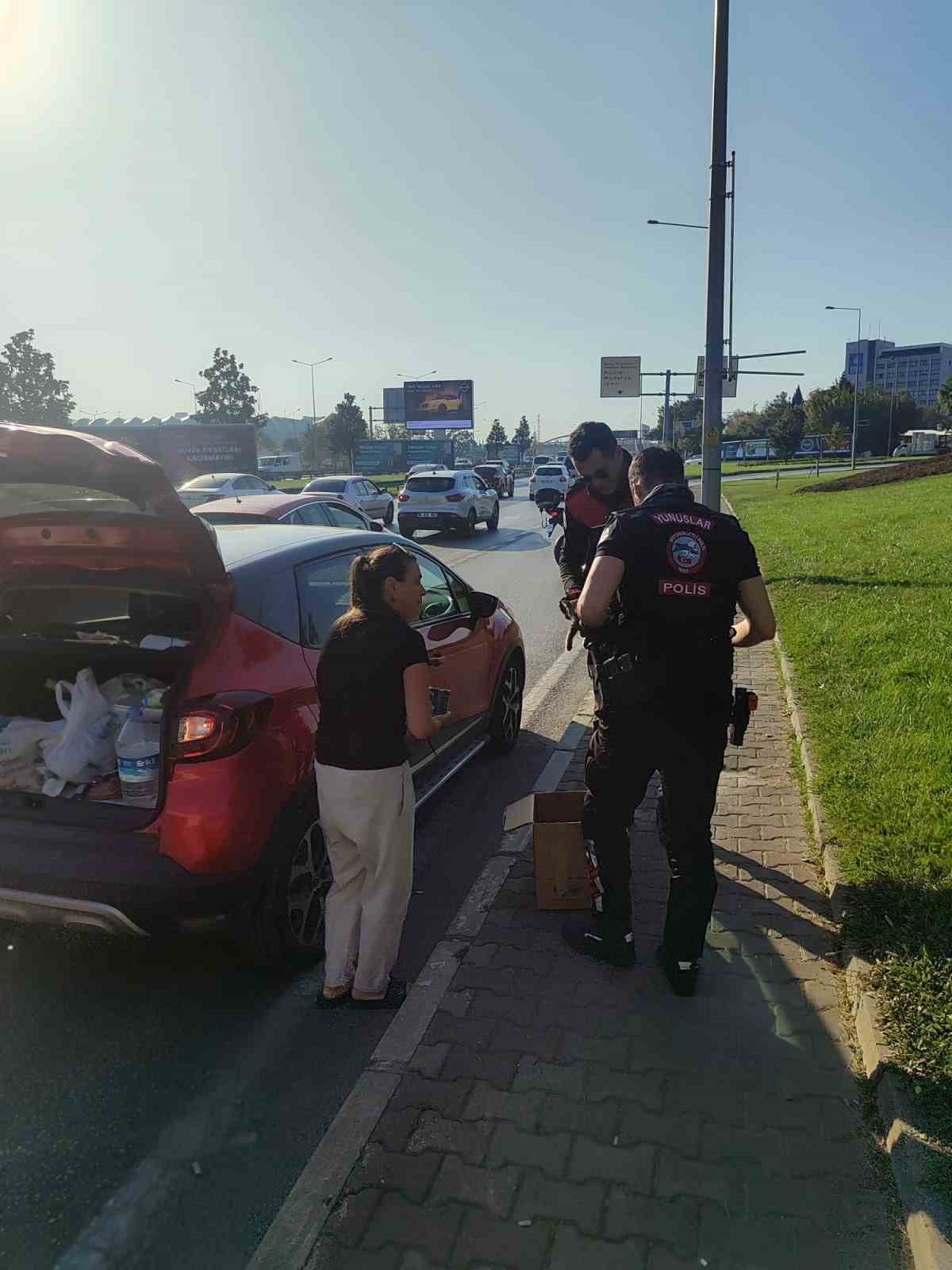 Bursa’da trafikte yavru kedi alarmı..Polisler 4 araca giren kediyi kurtardı
