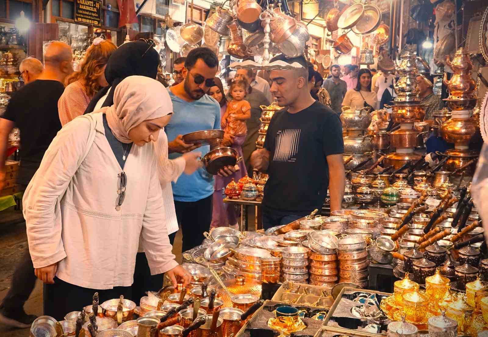 Tarihi Bakırcılar Çarşısı’nda asırlardır çekiç sesleri susmuyor
