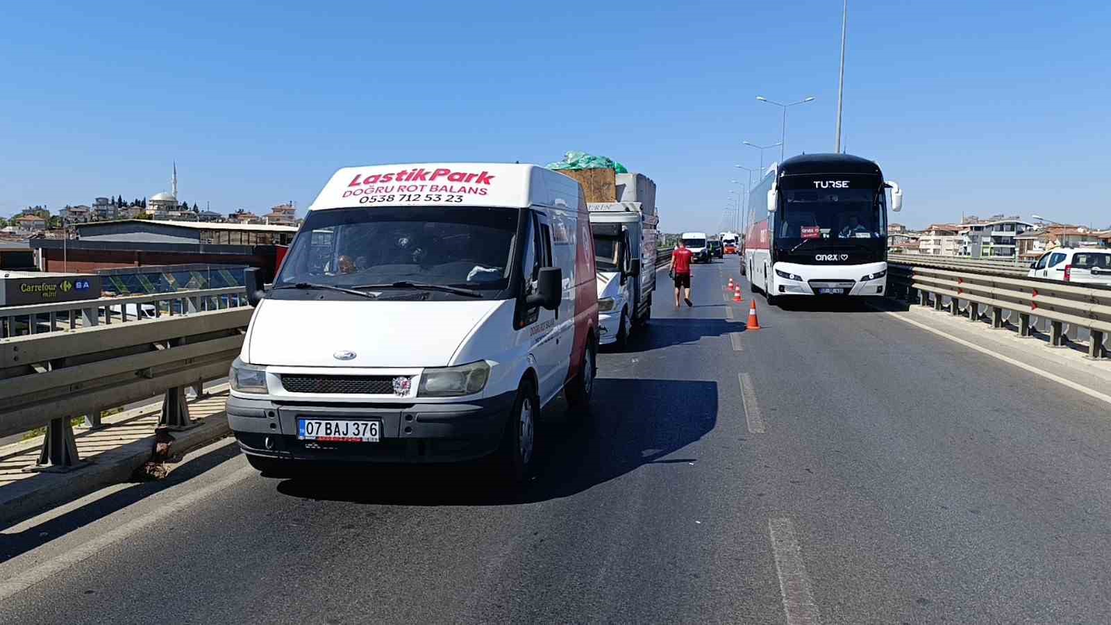 Kazaya karışan hastane aracı yetkilisinin trafik polisiyle ’çekici’ tartışması
