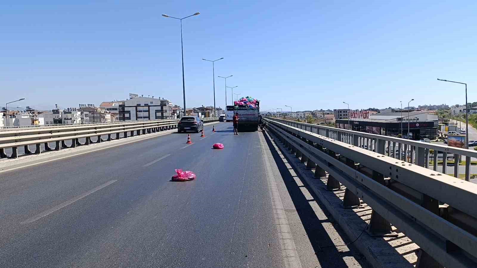 Kazaya karışan hastane aracı yetkilisinin trafik polisiyle ’çekici’ tartışması
