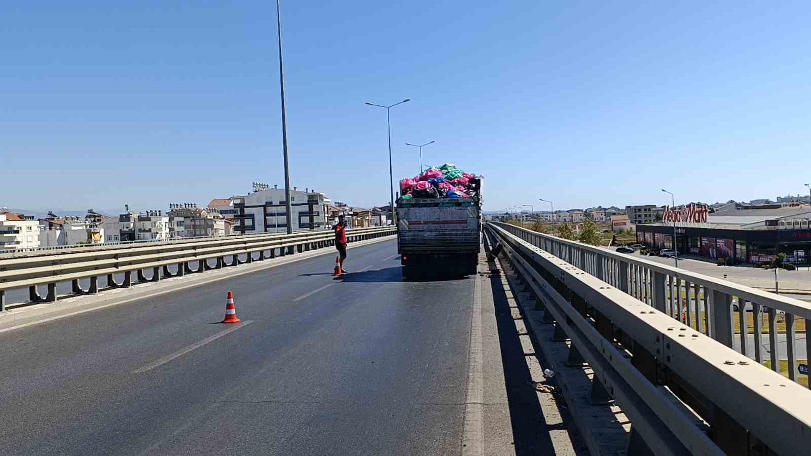 Kazaya karışan hastane aracı yetkilisinin trafik polisiyle ’çekici’ tartışması
