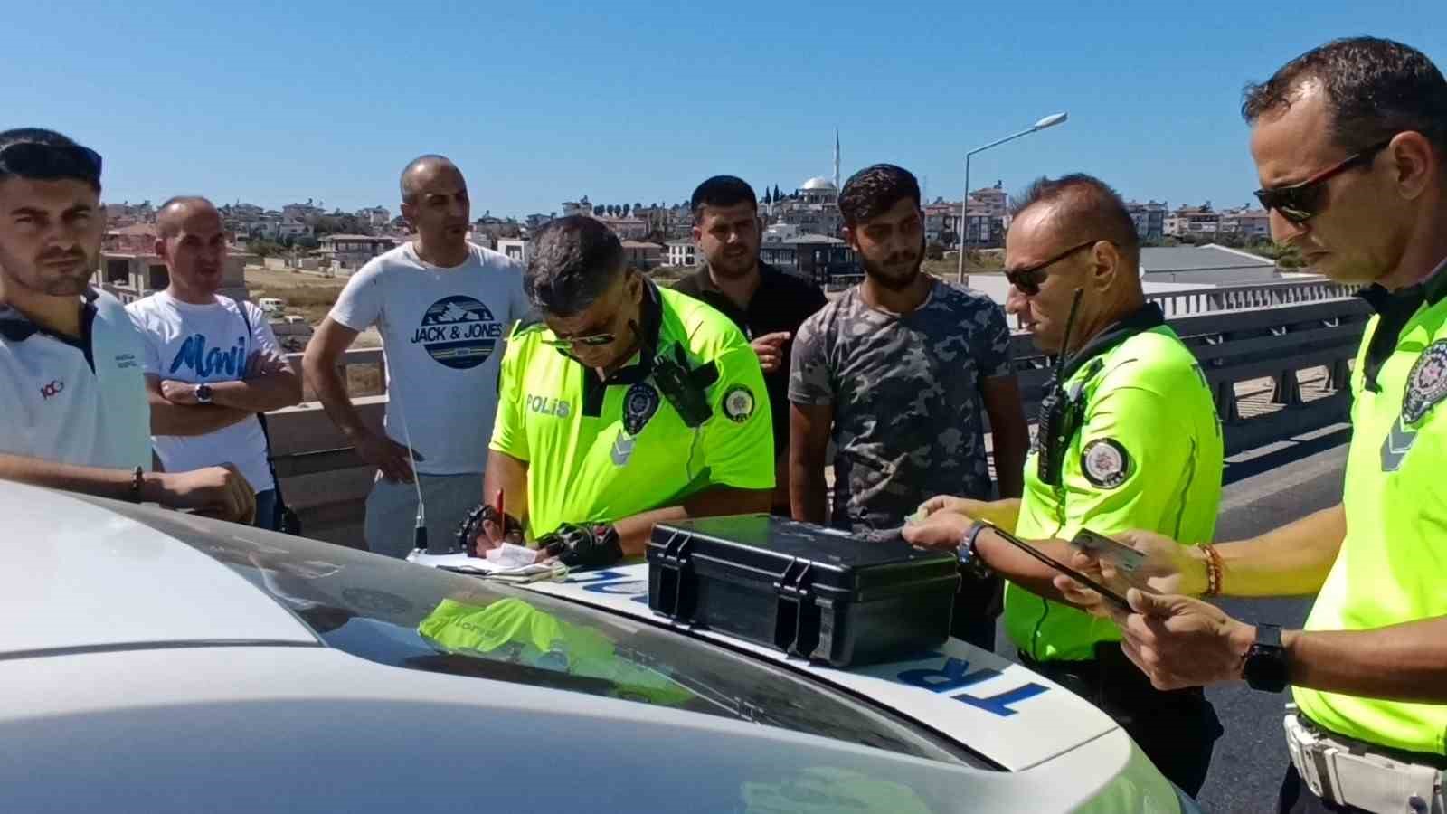 Kazaya karışan hastane aracı yetkilisinin trafik polisiyle ’çekici’ tartışması
