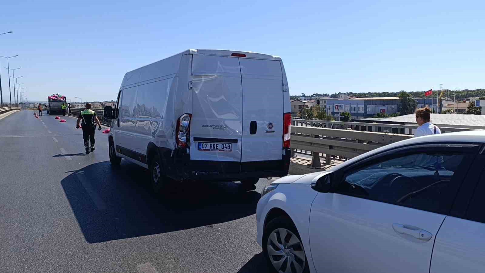 Kazaya karışan hastane aracı yetkilisinin trafik polisiyle ’çekici’ tartışması
