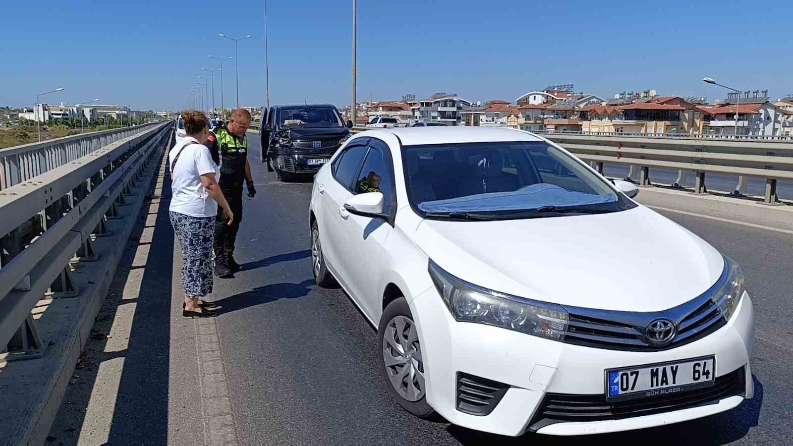 Kazaya karışan hastane aracı yetkilisinin trafik polisiyle ’çekici’ tartışması
