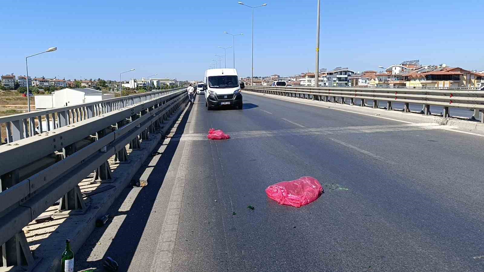 Kazaya karışan hastane aracı yetkilisinin trafik polisiyle ’çekici’ tartışması
