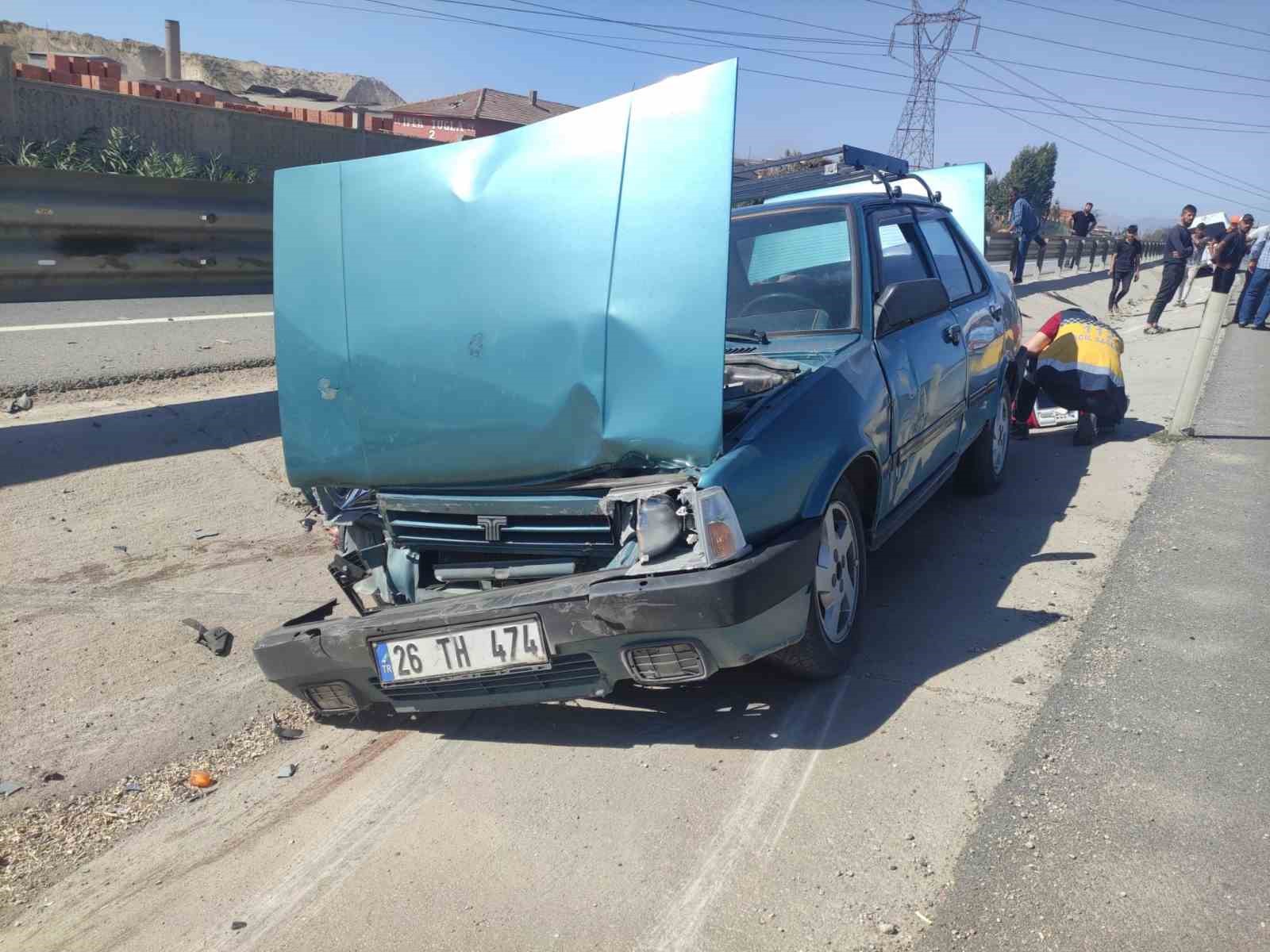 Afyonkarahisar’da trafik kazası: 1 ölü, 2 kişi yaralandı
