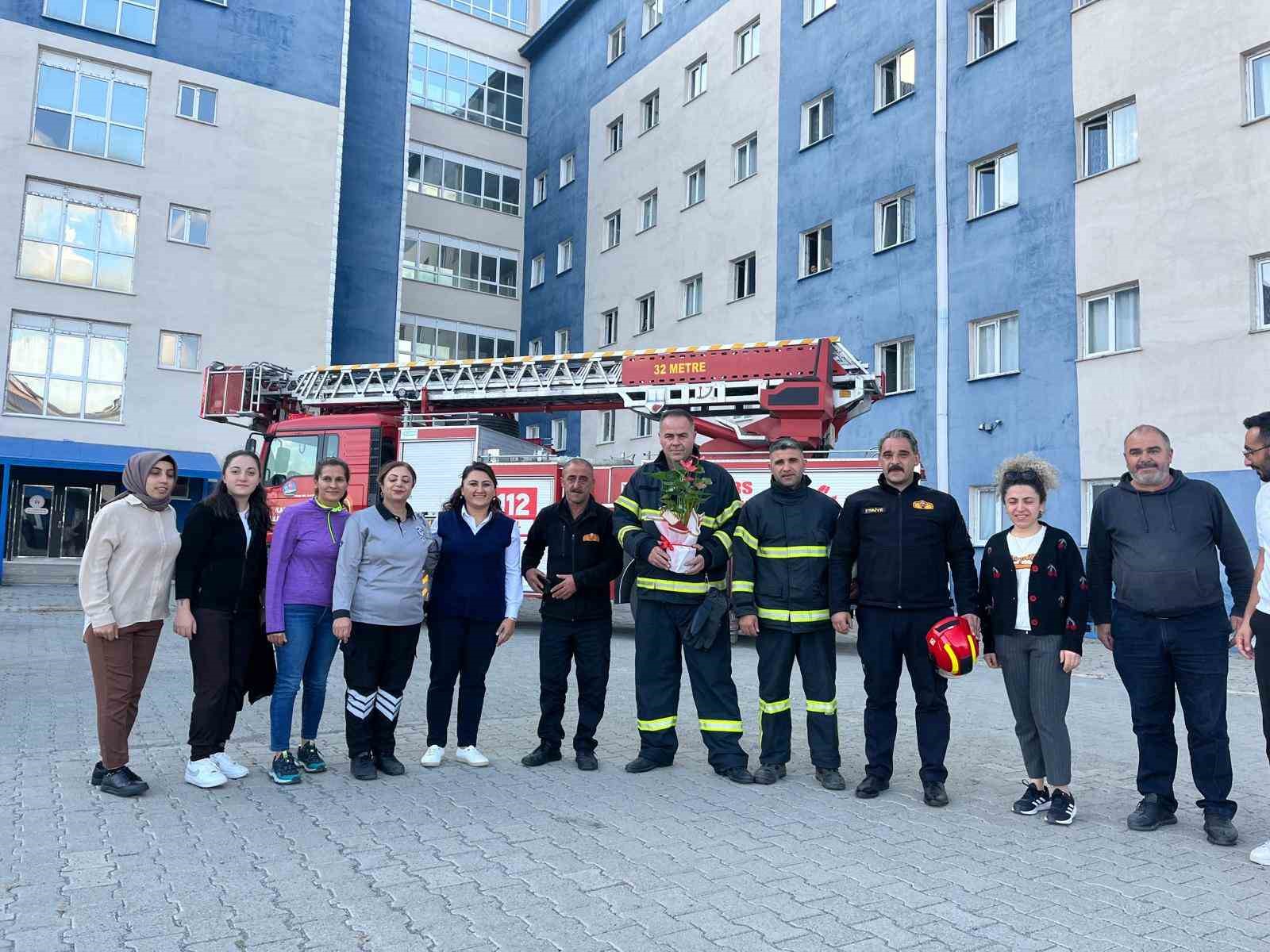 Kars’ta yurt öğrencilerinden itfaiyecilere sürpriz
