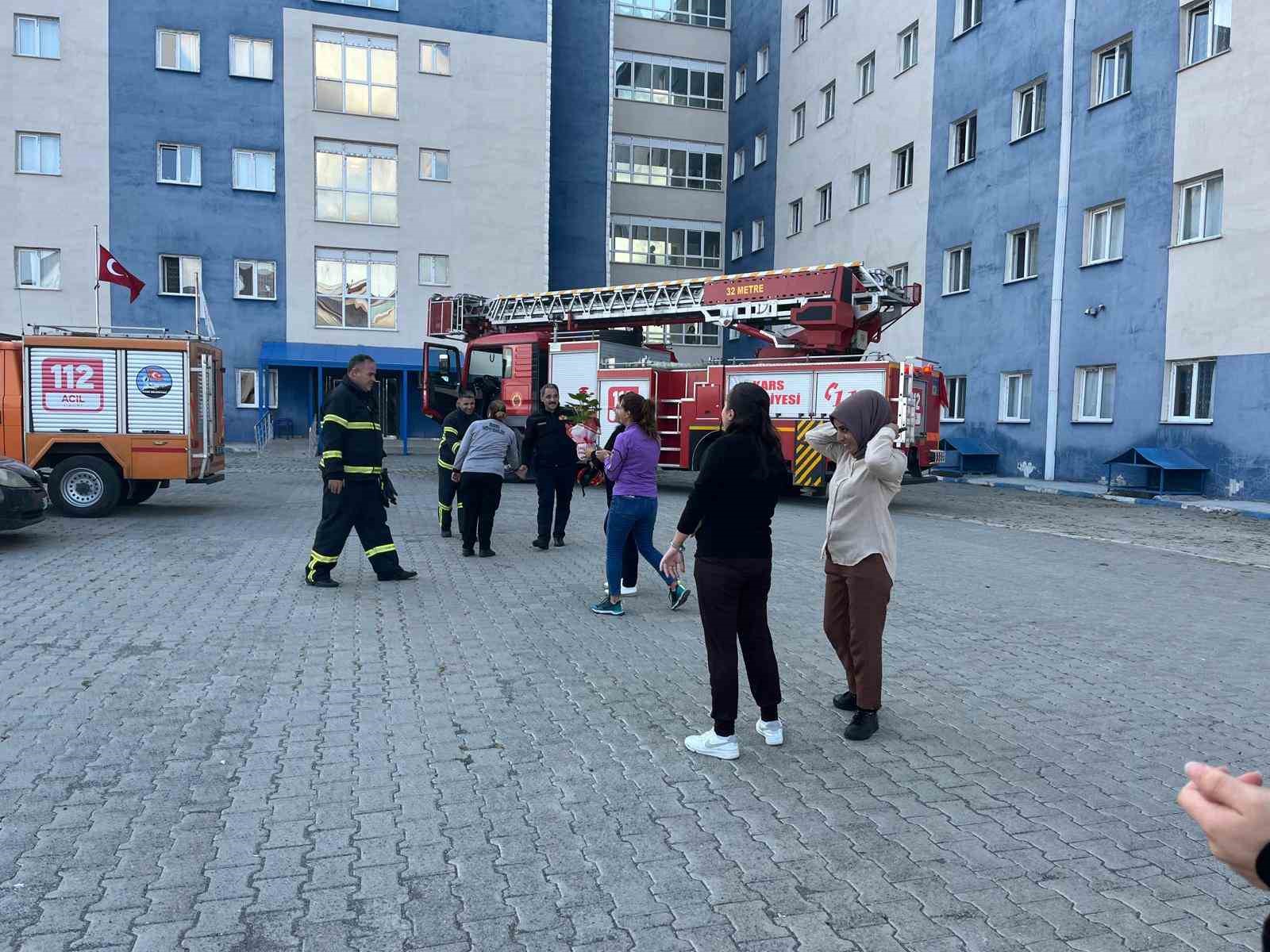 Kars’ta yurt öğrencilerinden itfaiyecilere sürpriz
