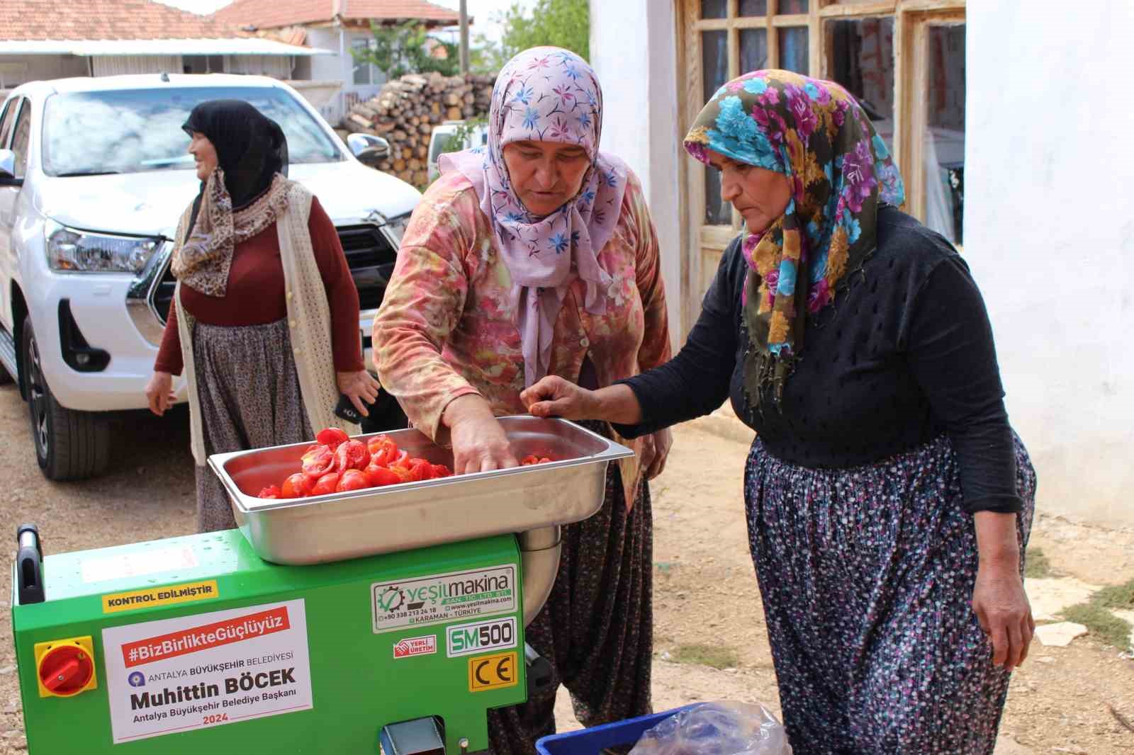 Büyükşehirden Elmalılı kadınlara salça makinesi desteği
