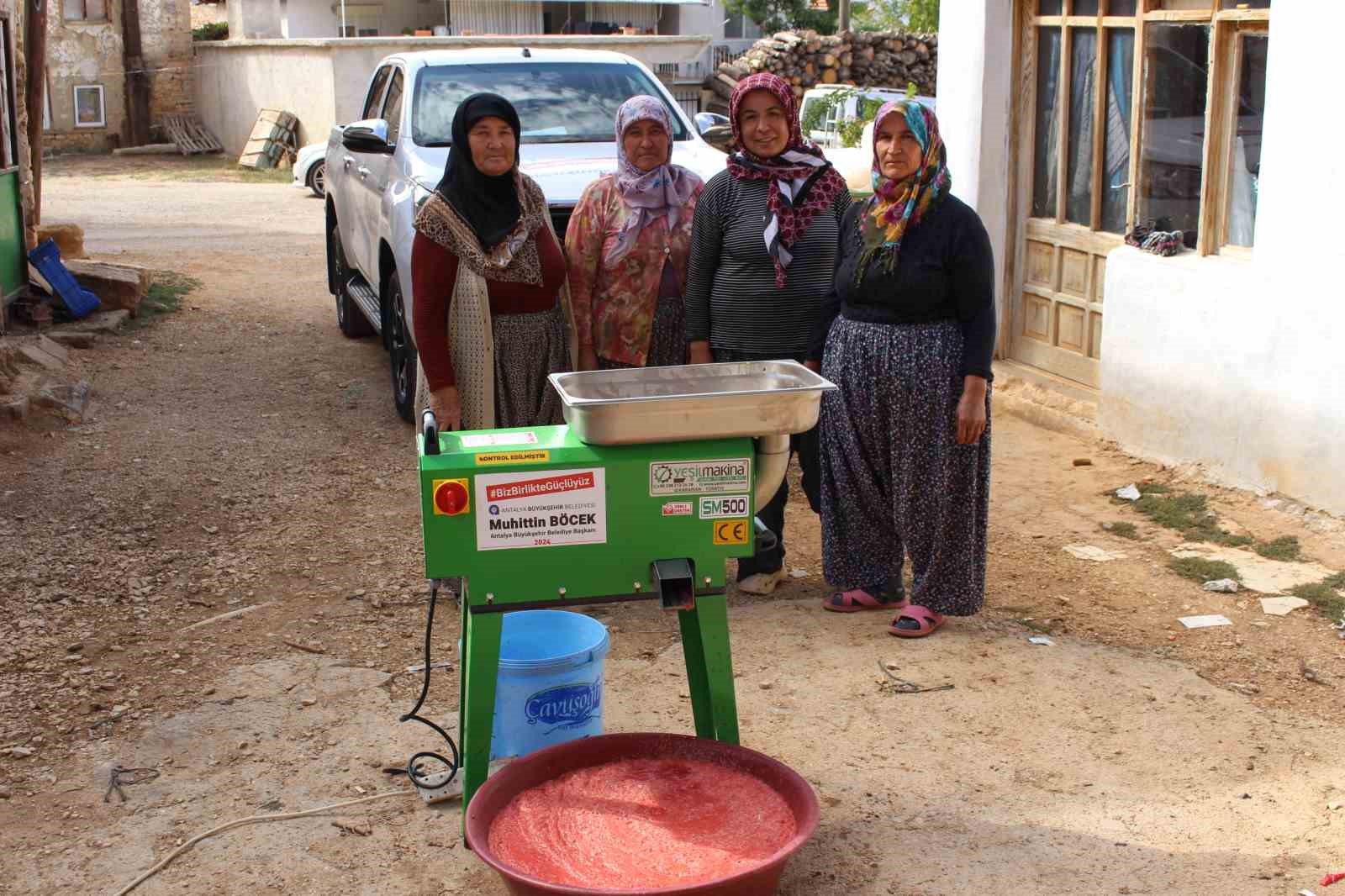 Büyükşehirden Elmalılı kadınlara salça makinesi desteği
