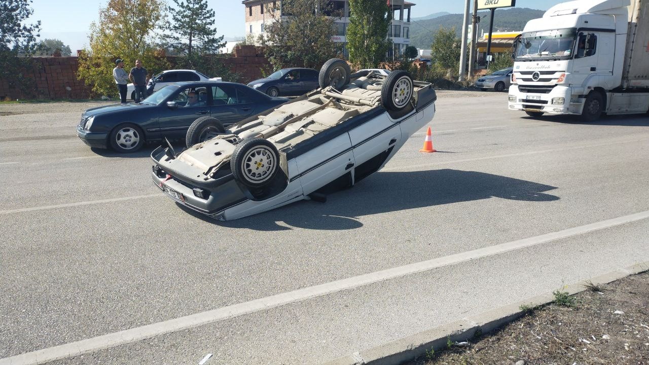 Takla atan otomobildeki sürücü ölümden döndü
