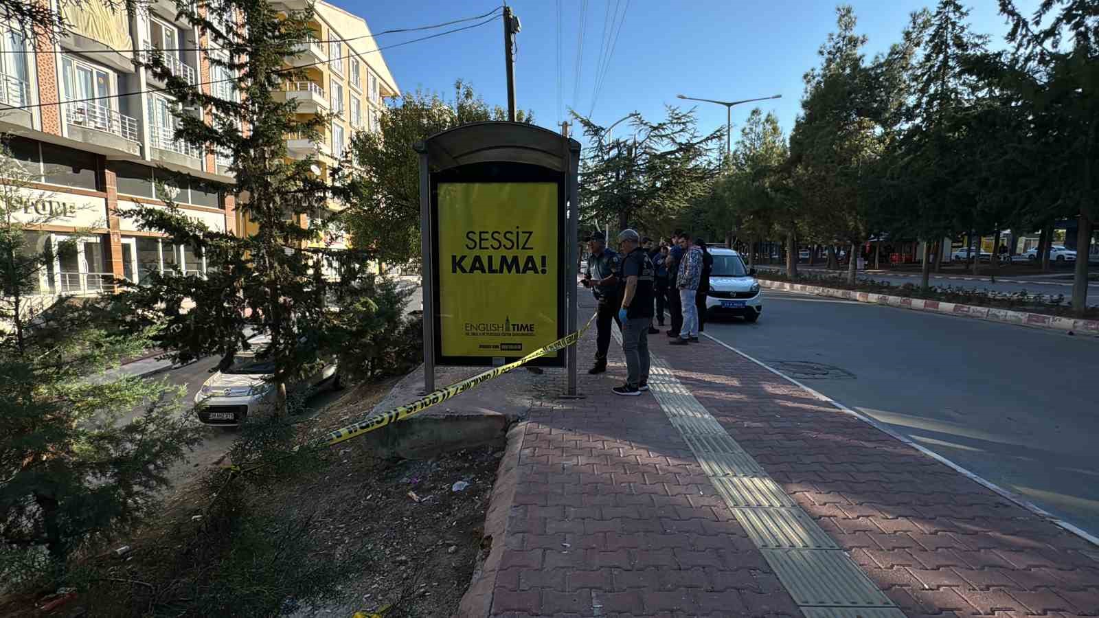 Burdur’da durakta bekleyen kadını av tüfeğiyle vuran zanlı tutuklandı
