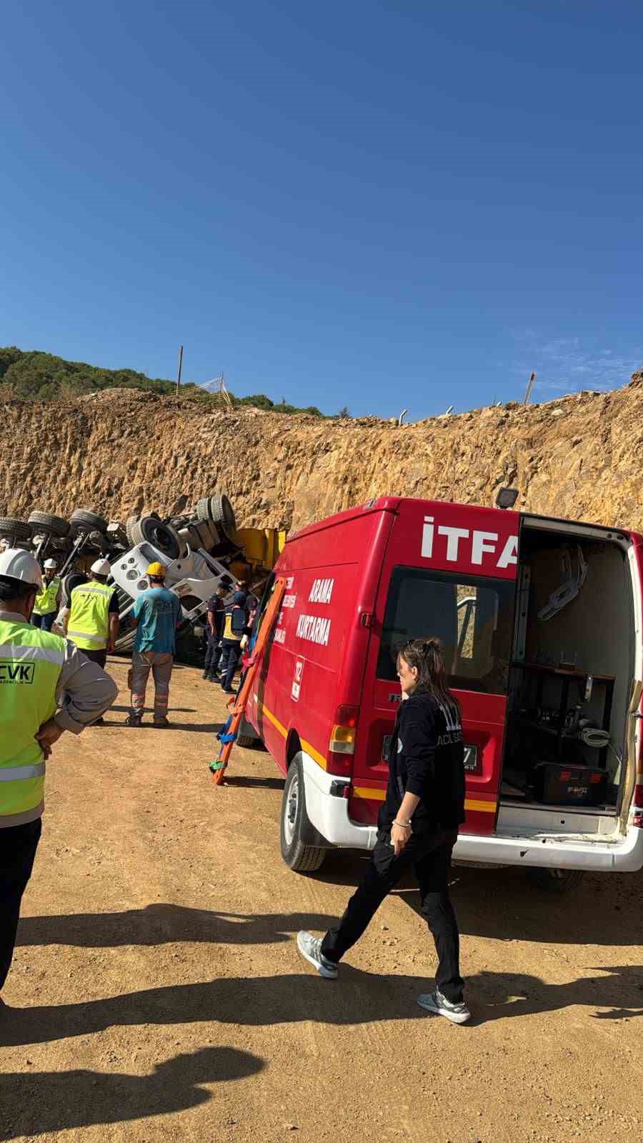 Maden sahasında hafriyat kamyonu kaza yaptı: 1 ölü
