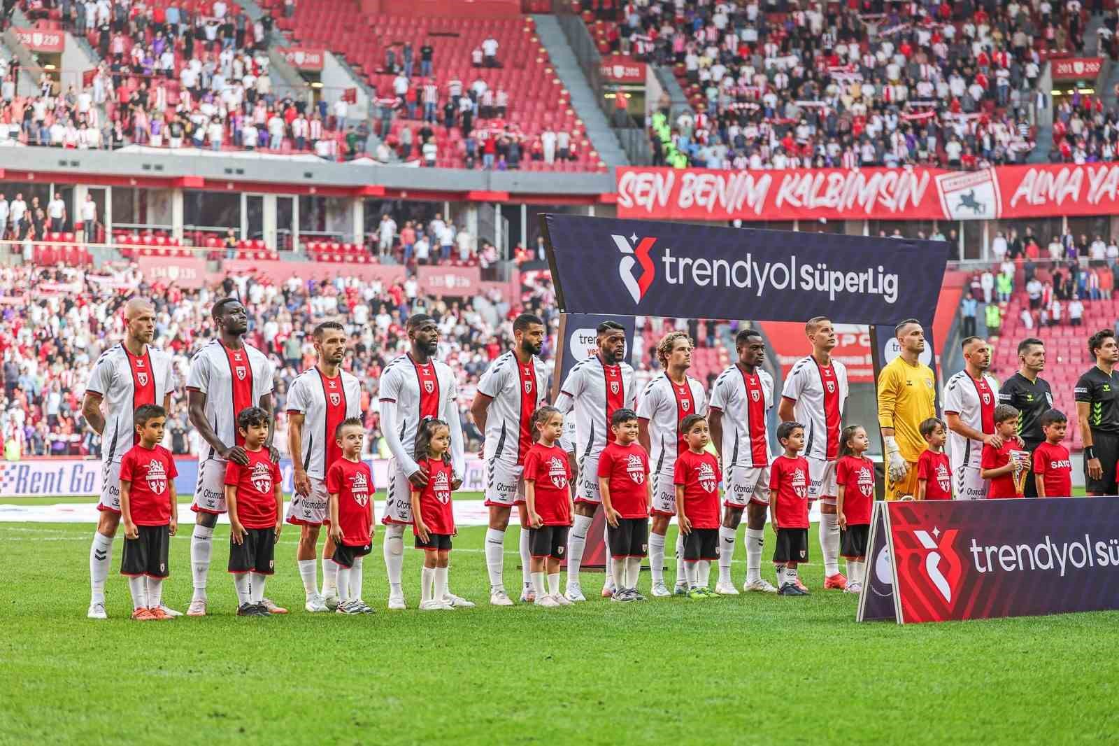 Trendyol Süper Lig: Samsunspor: 1 - Göztepe: 2 (İlk yarı)
