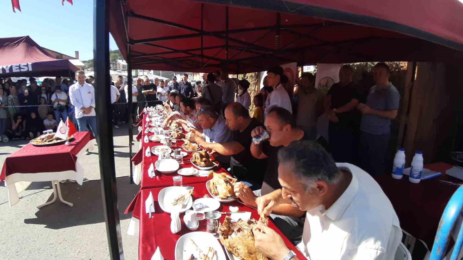 Kaz eti yeme yarışması renkli görüntüler sahne oldu
