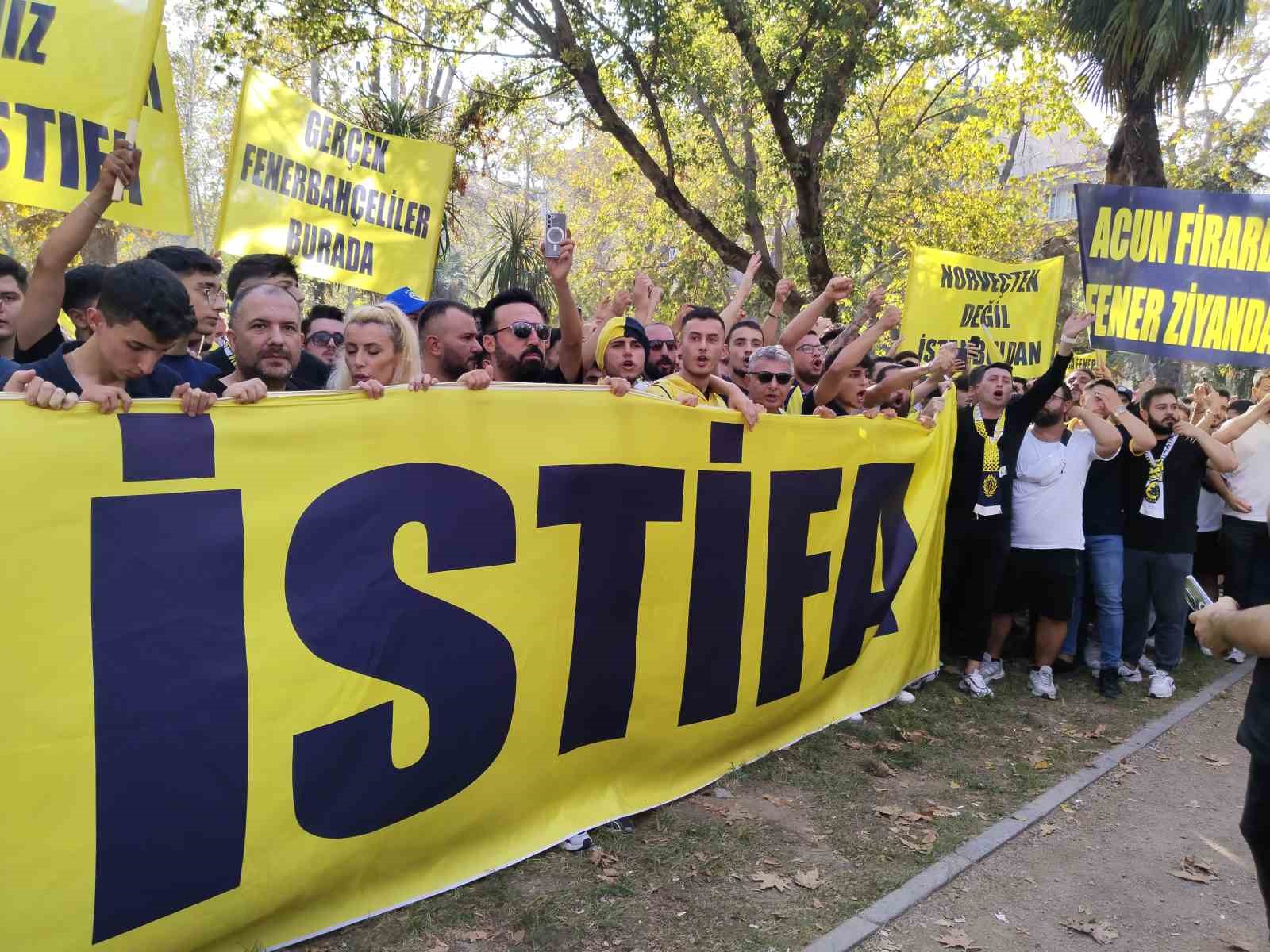 Fenerbahçe’nin bir grup taraftarı tepki amaçlı Yoğurtçu Parkı’nda toplandı
