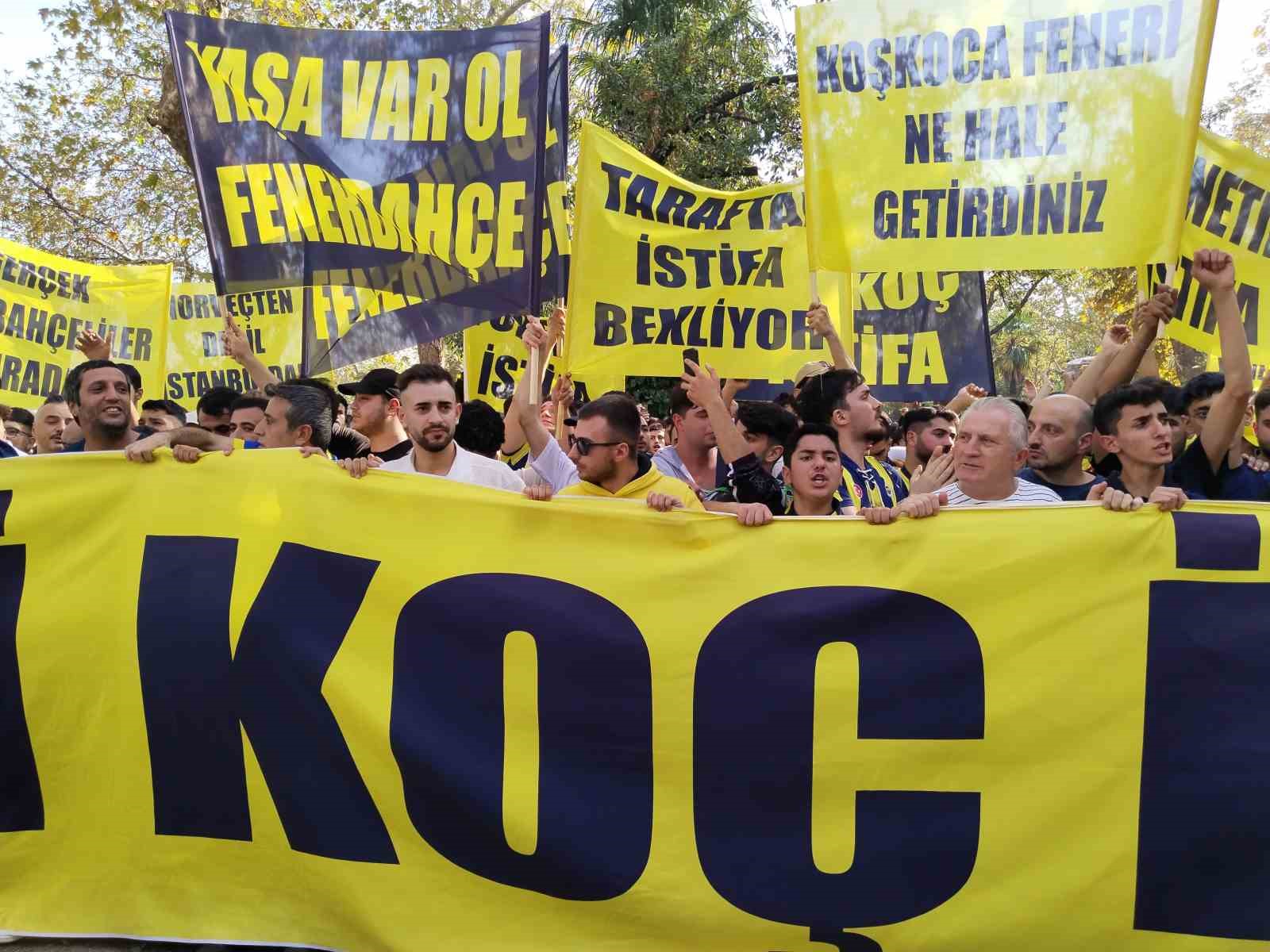 Fenerbahçe’nin bir grup taraftarı tepki amaçlı Yoğurtçu Parkı’nda toplandı
