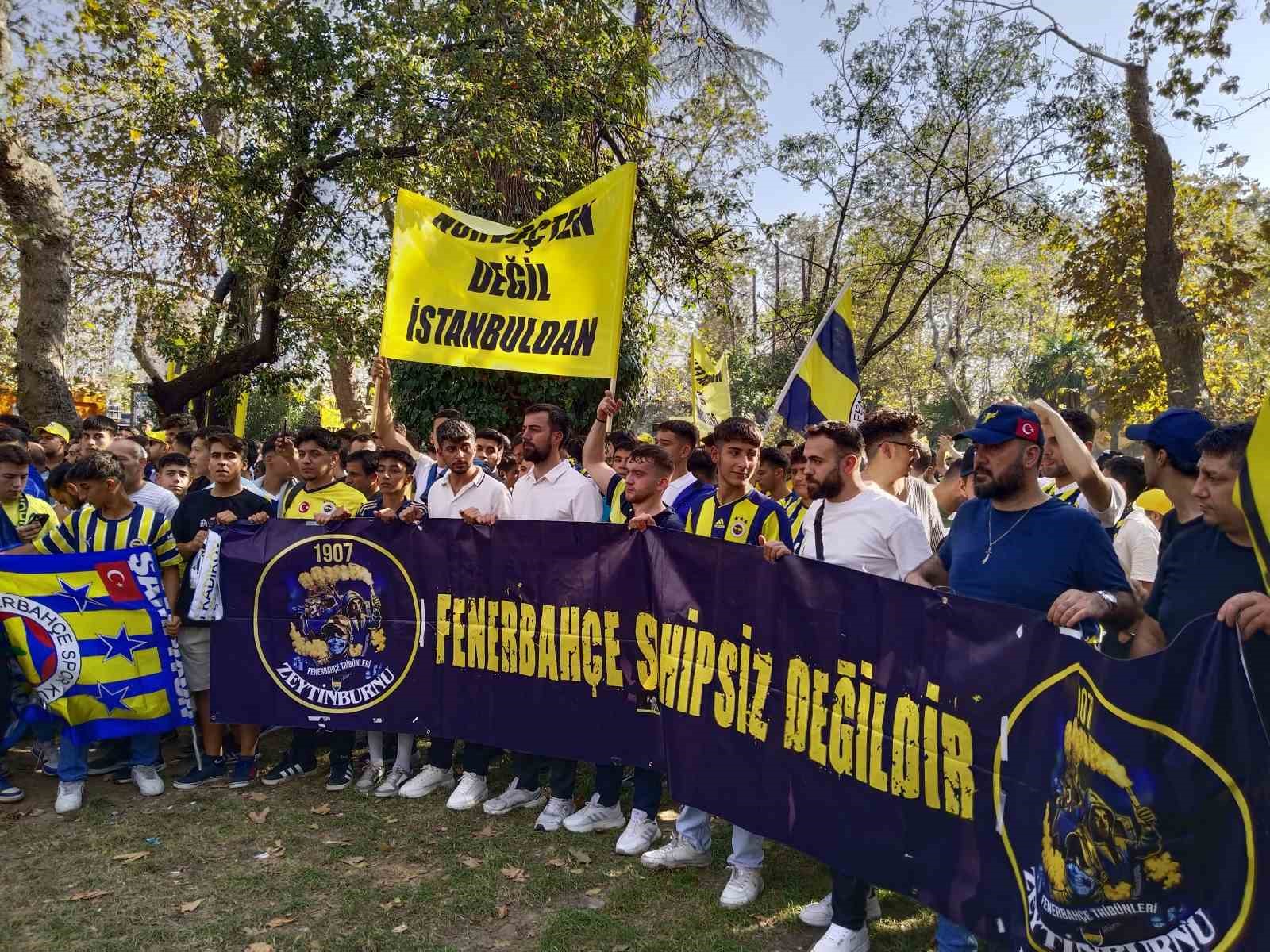 Fenerbahçe’nin bir grup taraftarı tepki amaçlı Yoğurtçu Parkı’nda toplandı
