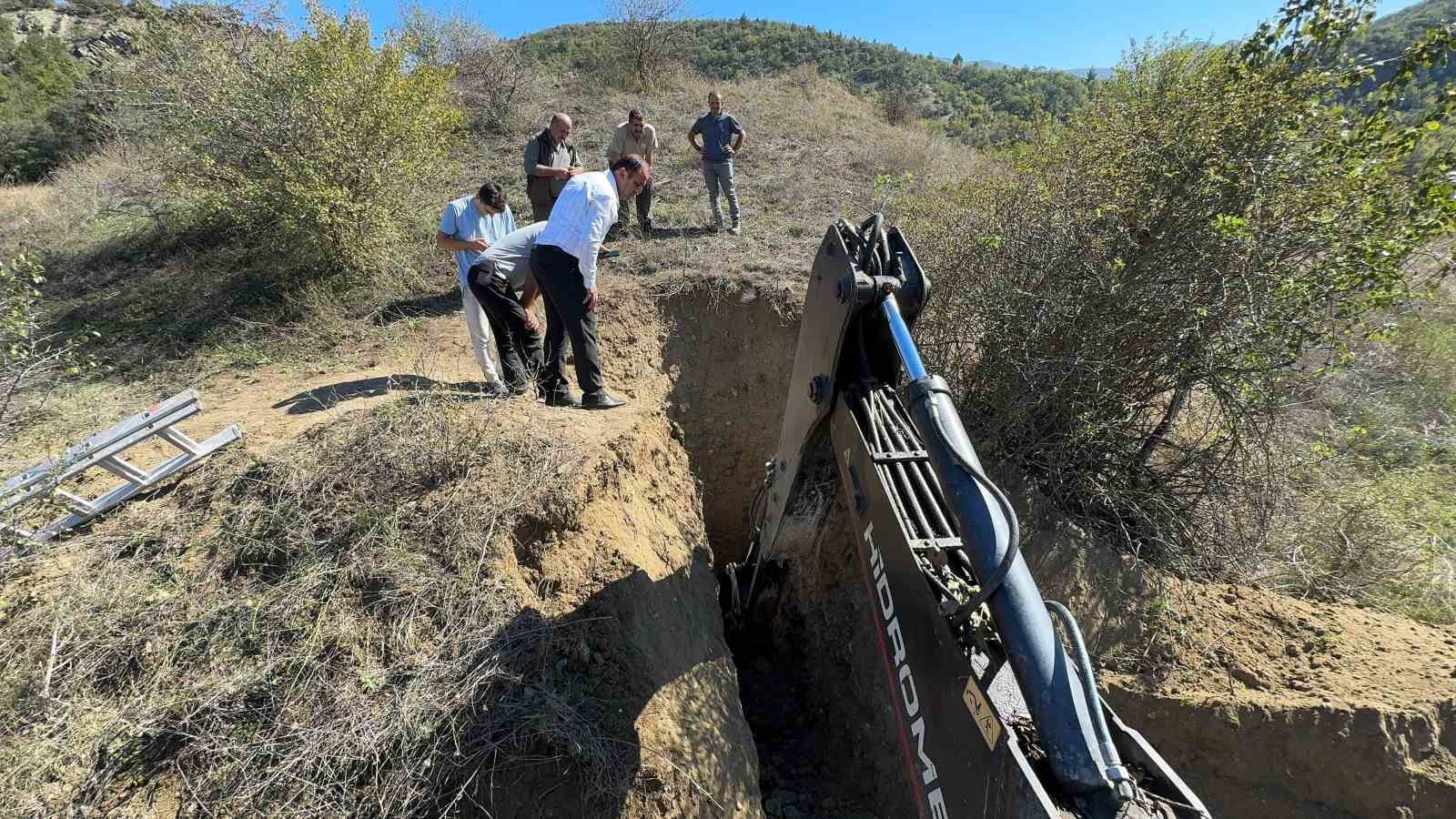 Kastamonu’da definecilerin kazdığı çukura düşen yavru ayı kurtarıldı
