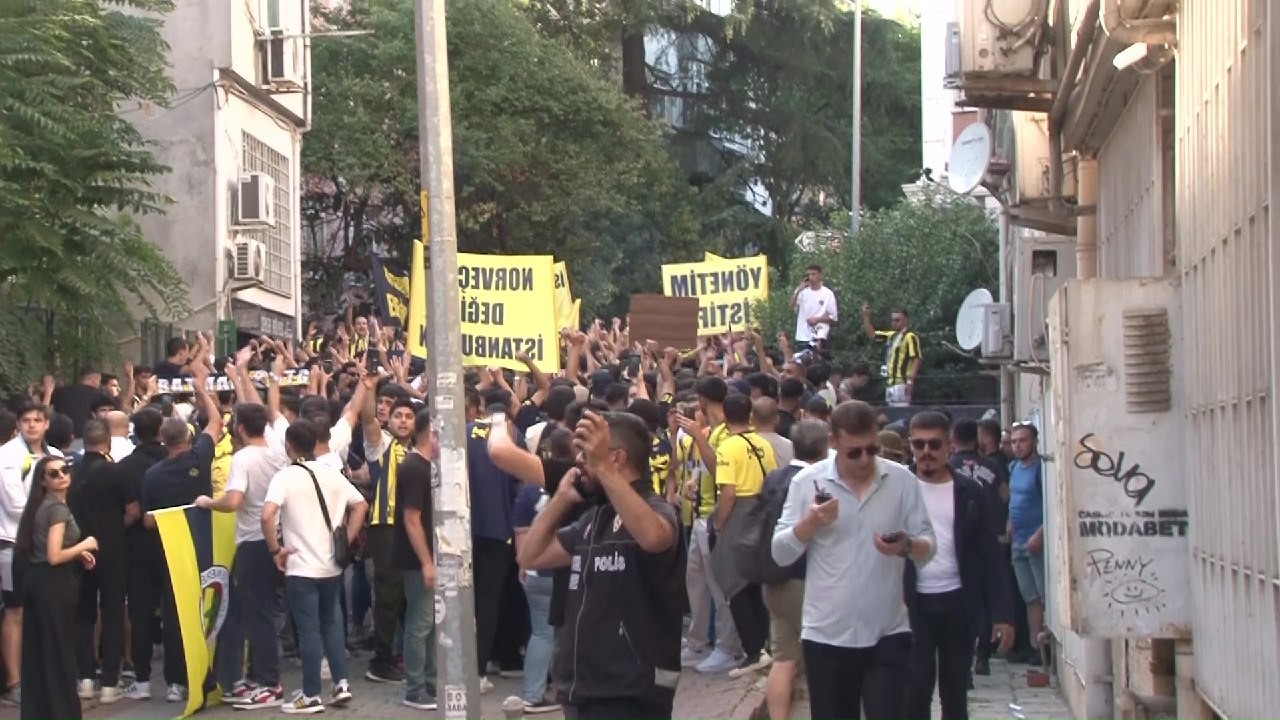 Protesto için toplanan Fenerbahçe taraftarının stada yürümesine polis engeli
