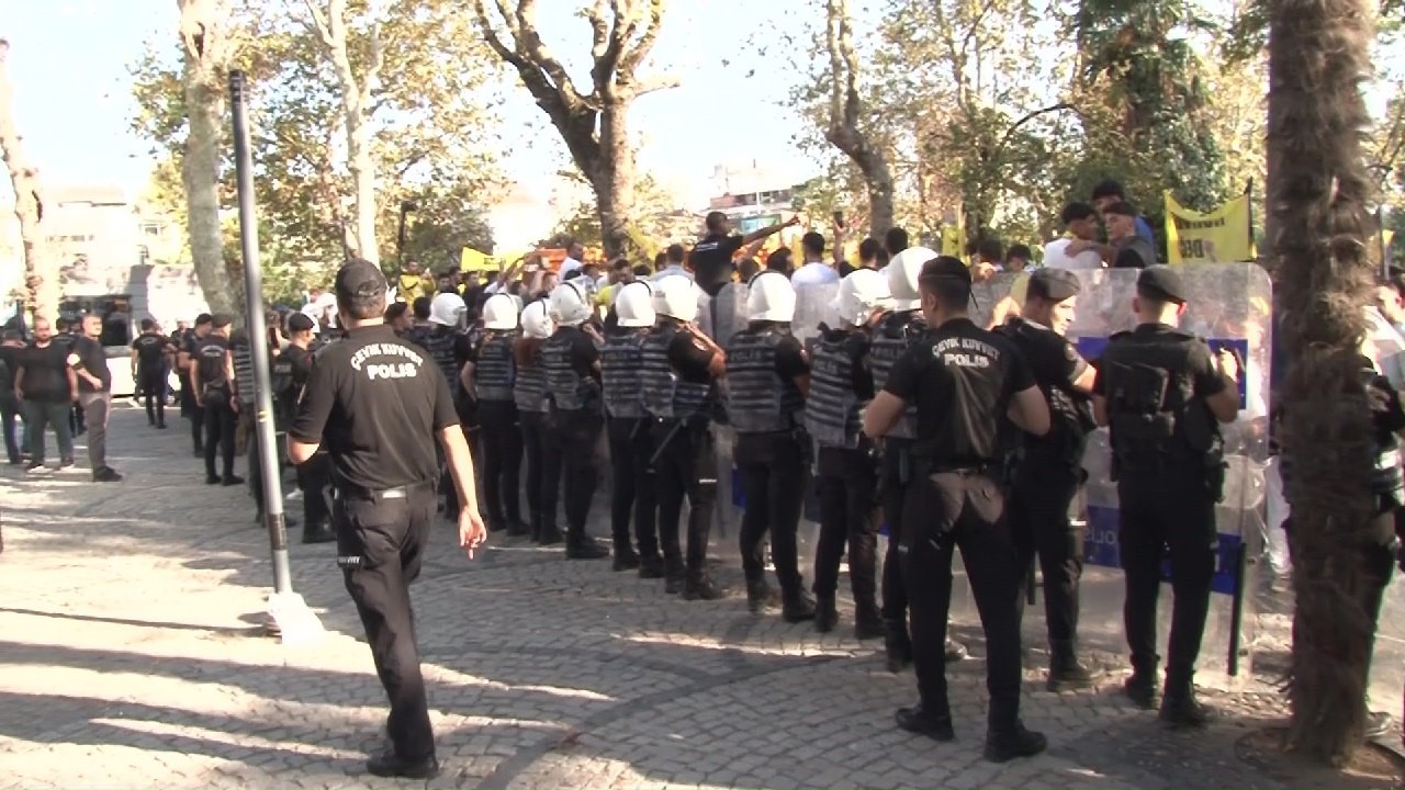 Protesto için toplanan Fenerbahçe taraftarının stada yürümesine polis engeli
