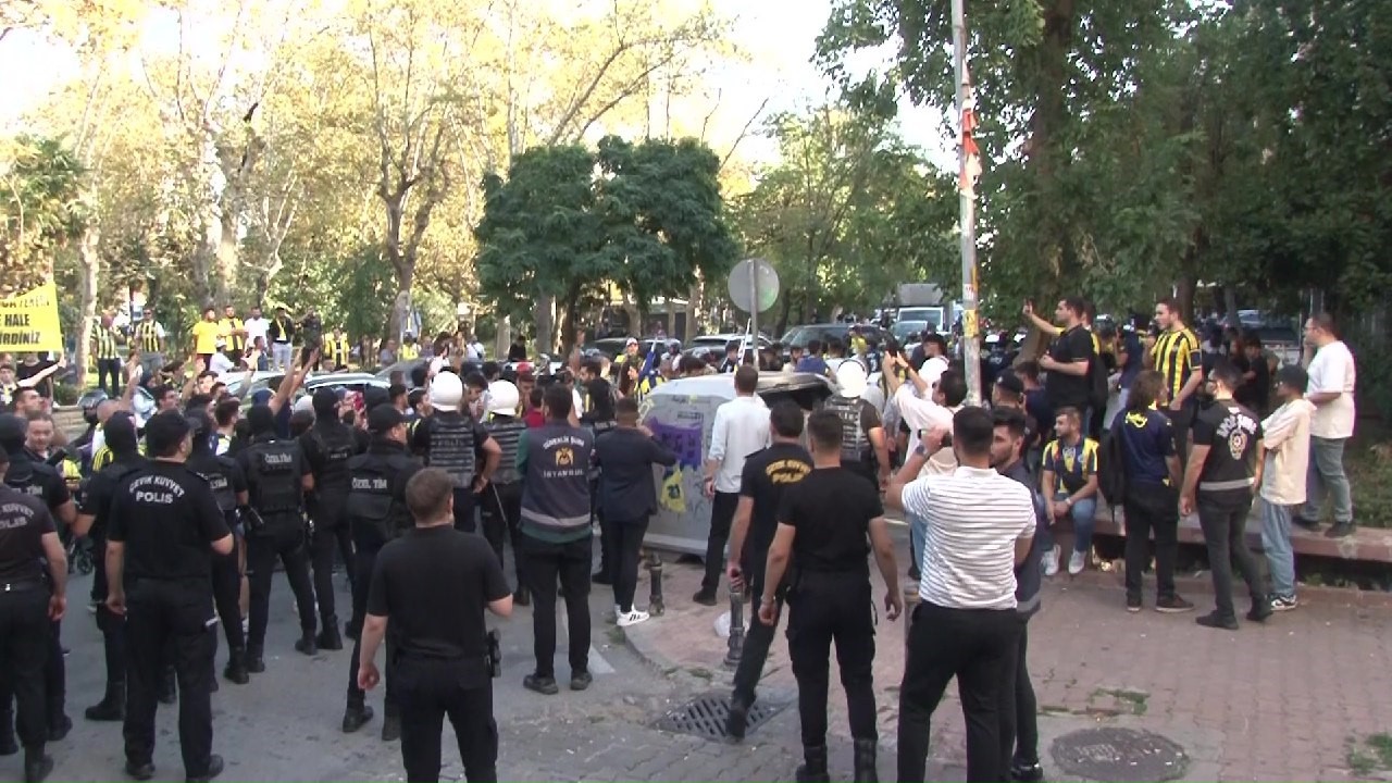 Protesto için toplanan Fenerbahçe taraftarının stada yürümesine polis engeli
