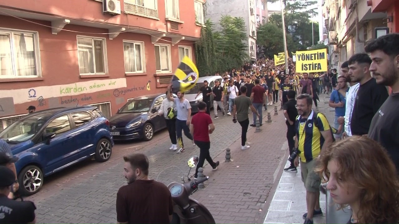 Protesto için toplanan Fenerbahçe taraftarının stada yürümesine polis engeli
