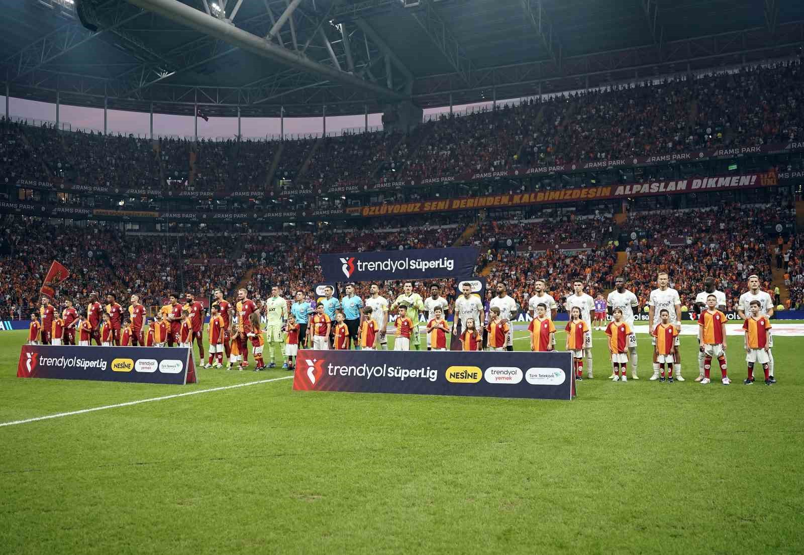 Trendyol Süper Lig: Galatasaray: 0 - Kasımpaşa: 0 (Maç devam ediyor)
