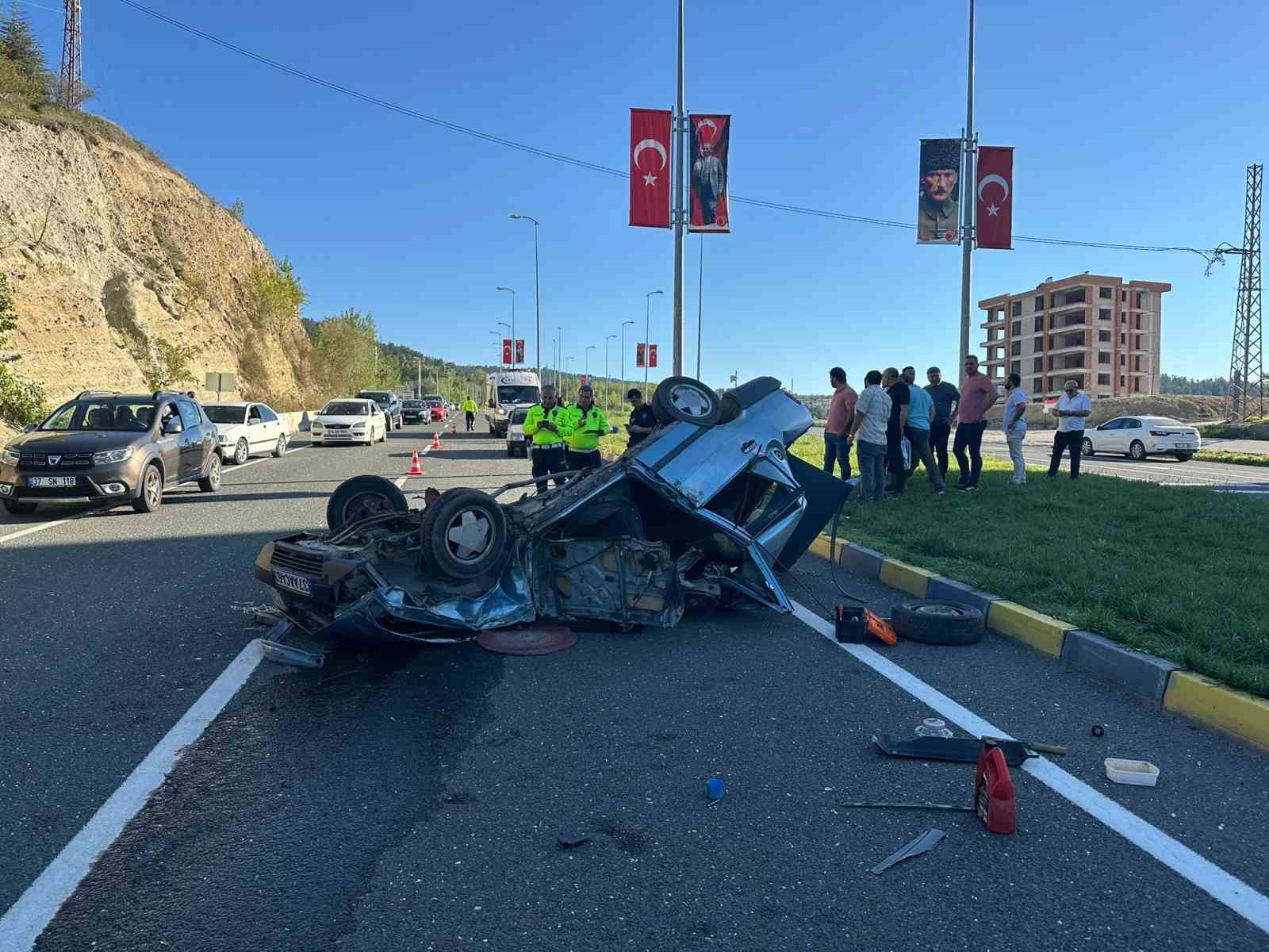 Kastamonu’da Tofaş marka otomobil hurdaya döndü: 3 yaralı
