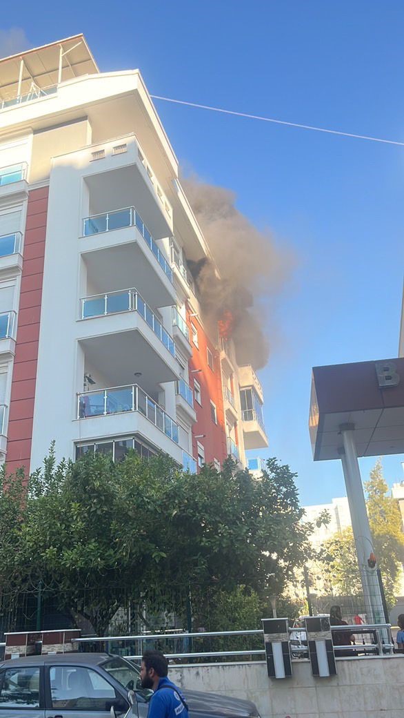 Antalya’da lüks sitede korkutan yangın: Mahsur kalan çocukları komşular kurtardı
