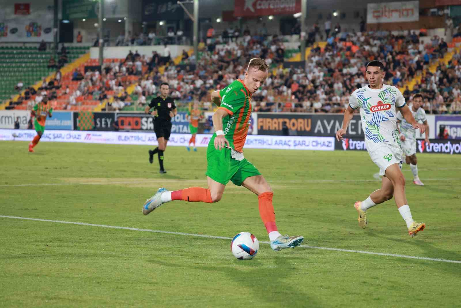 Trendyol Süper Lig: Corendon Alanyaspor: 1 - Çaykur Rizespor: 0 (İlk yarı)
