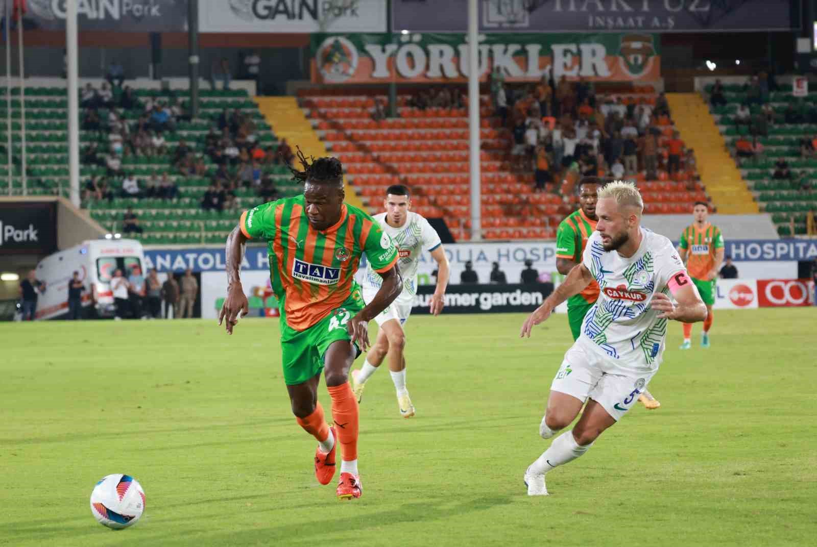 Trendyol Süper Lig: Corendon Alanyaspor: 1 - Çaykur Rizespor: 0 (İlk yarı)
