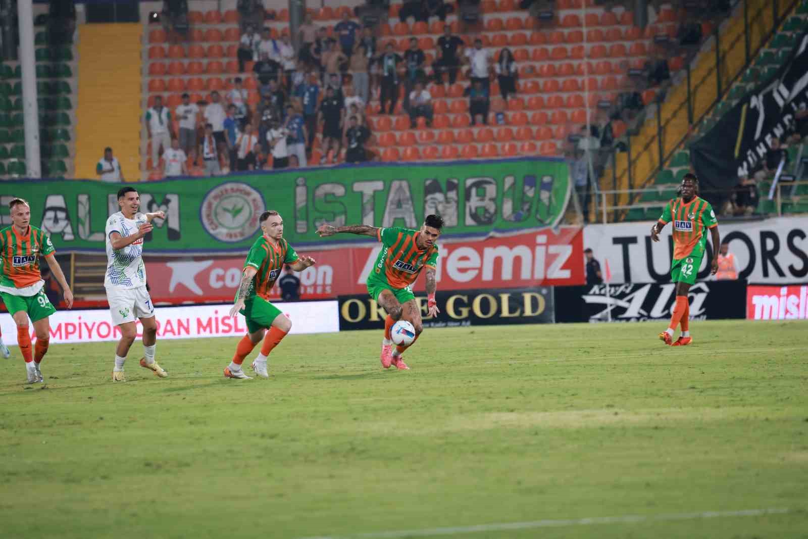 Trendyol Süper Lig: Corendon Alanyaspor: 1 - Çaykur Rizespor: 0 (İlk yarı)
