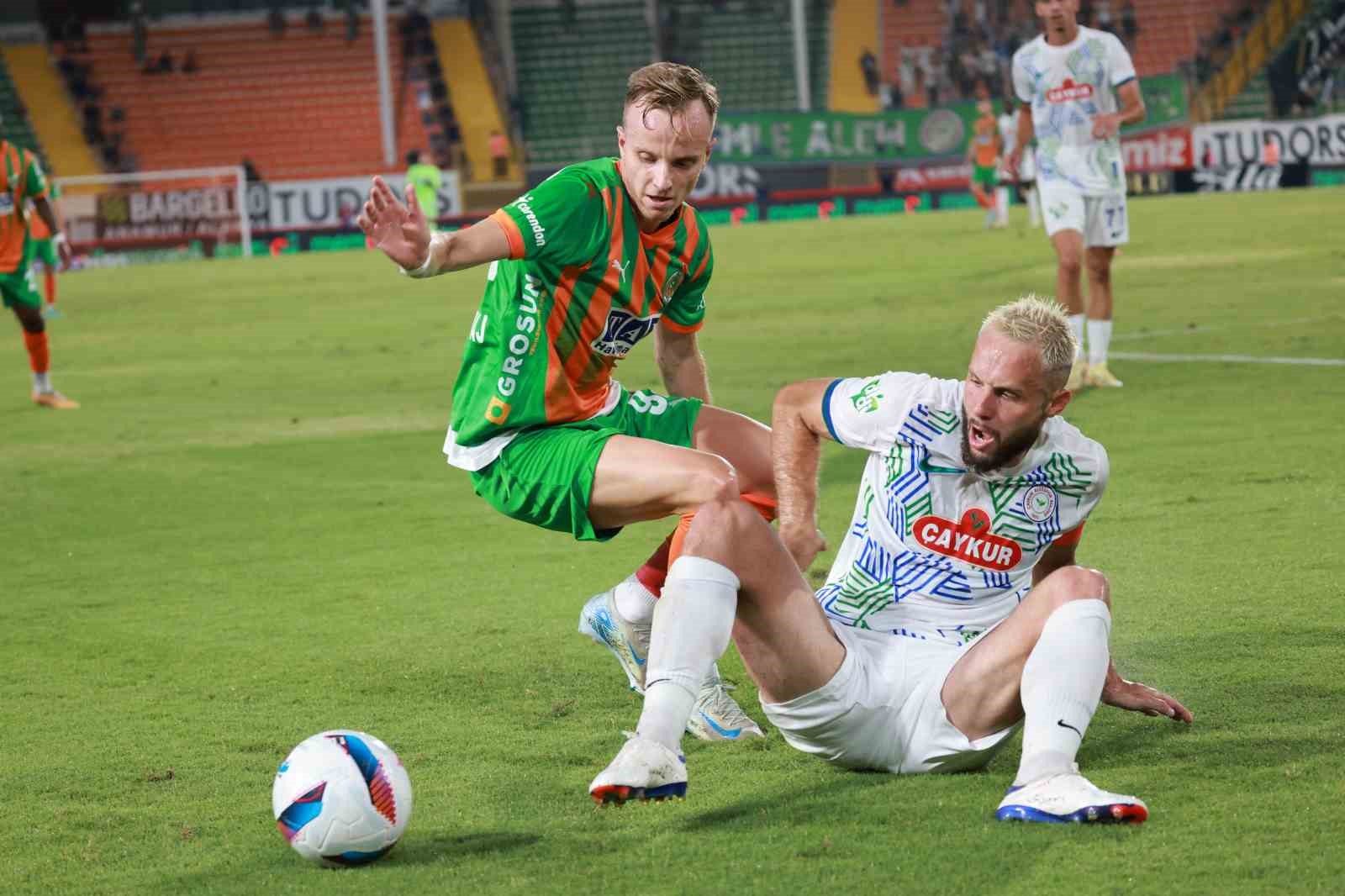 Trendyol Süper Lig: Corendon Alanyaspor: 1 - Çaykur Rizespor: 0 (İlk yarı)
