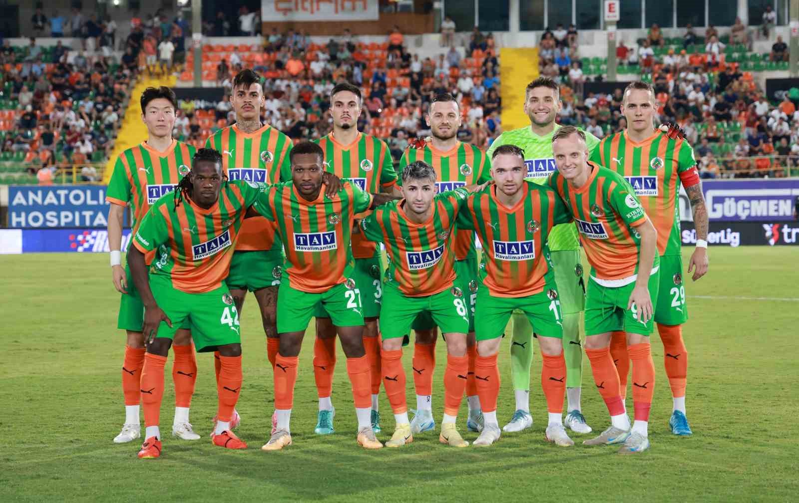 Trendyol Süper Lig: Corendon Alanyaspor: 1 - Çaykur Rizespor: 0 (İlk yarı)
