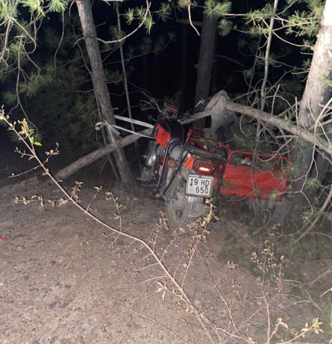 Motosikletle dere yatağına uçan baba ve oğlunu AFAD kurtardı
