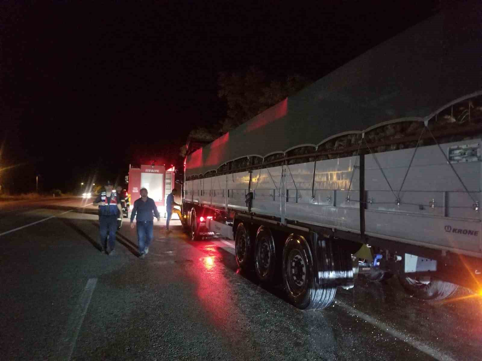 Balatalarından dumanlar yükselen tır paniğe neden oldu
