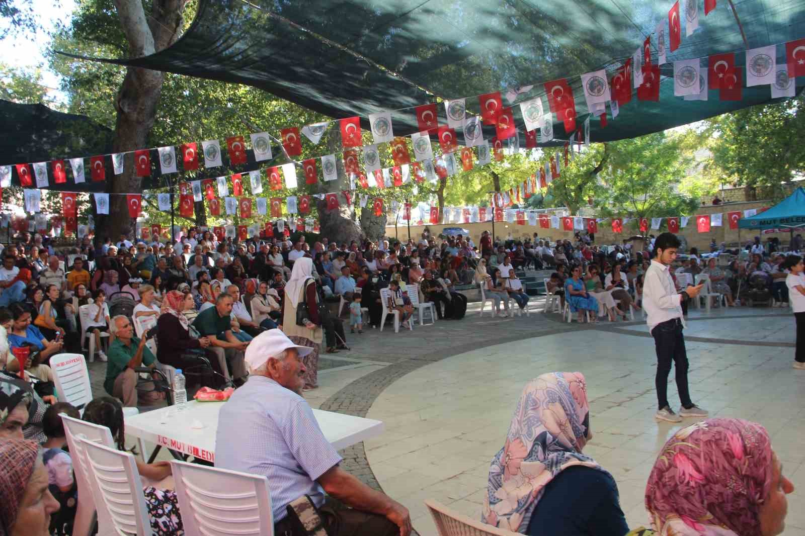 Mersin’de şalvarlı kadınlar korosu
