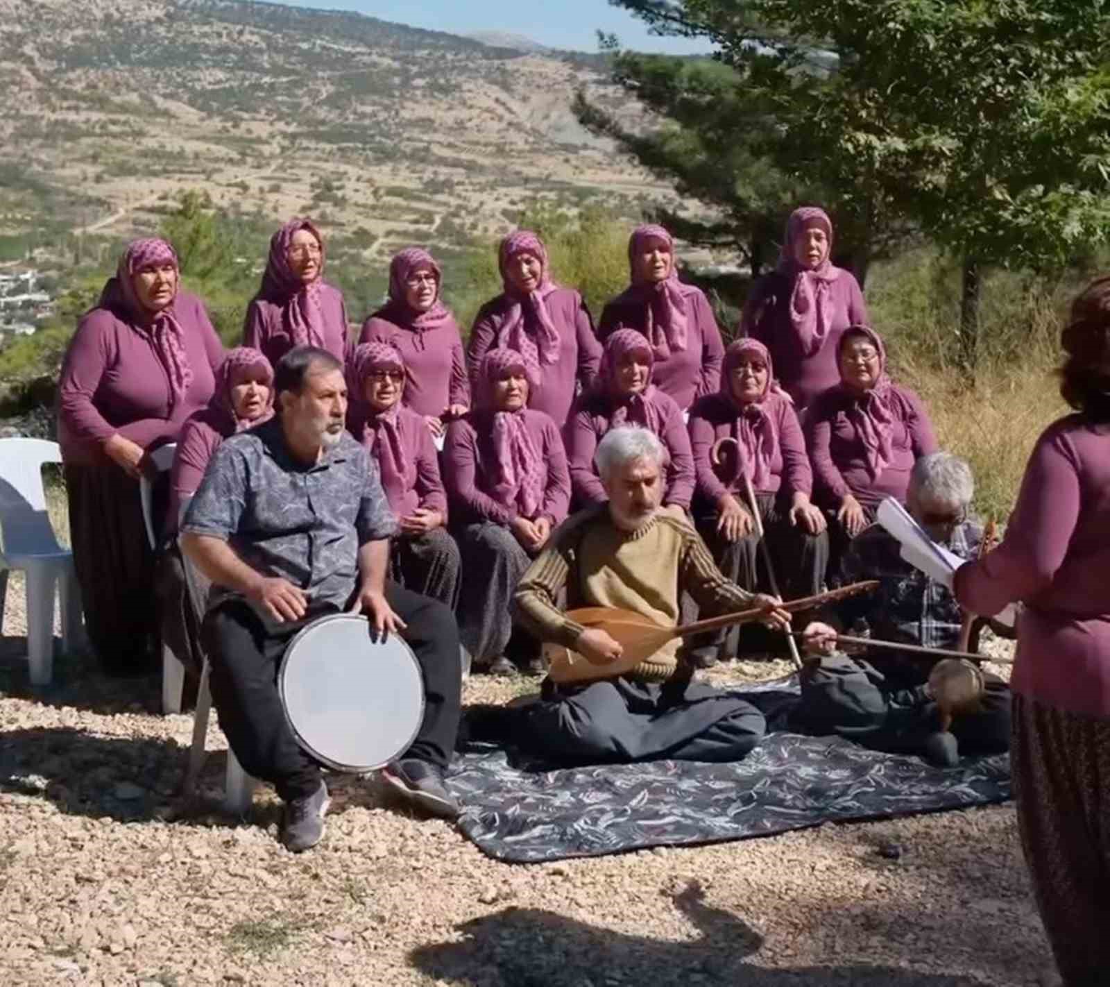 Mersin’de şalvarlı kadınlar korosu
