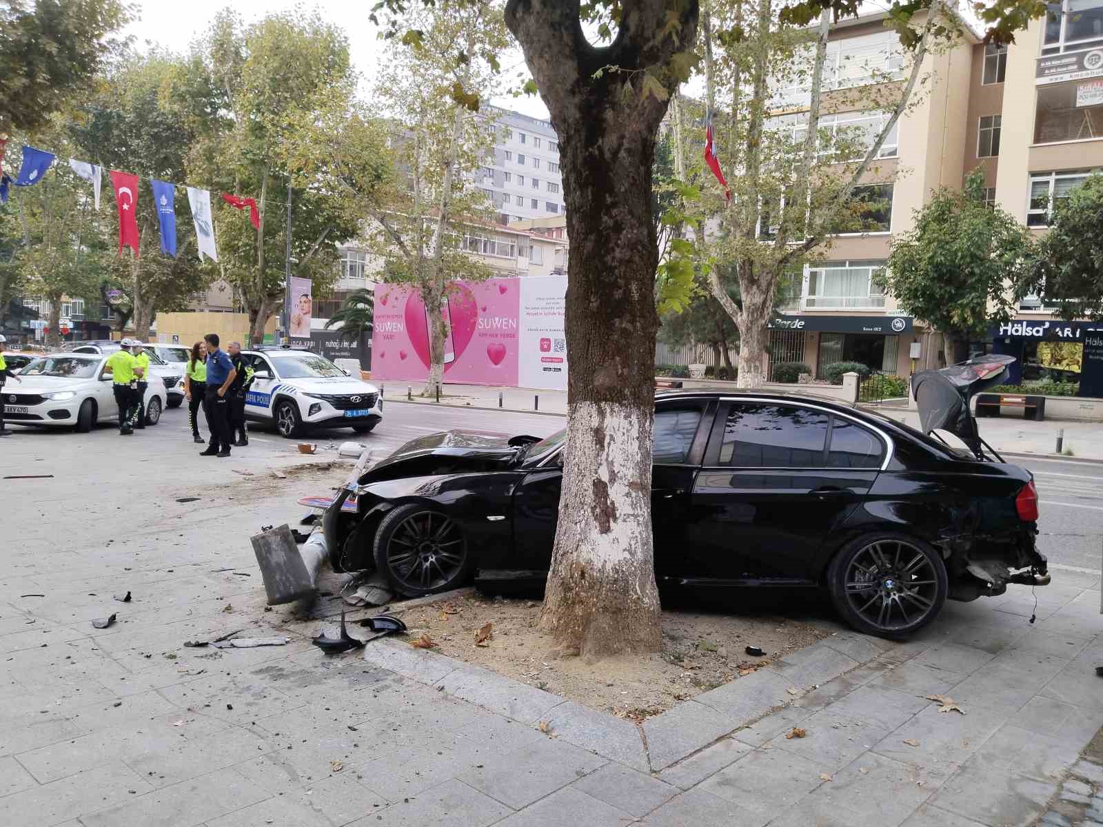 Kadıköy’de sürücüsünün kontrolünden çıkan otomobil aydınlatma direğine çarptı
