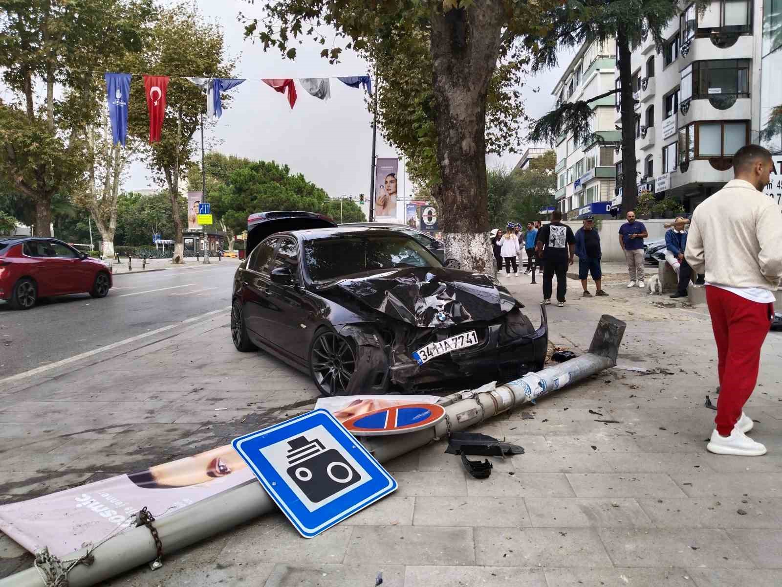 Kadıköy’de sürücüsünün kontrolünden çıkan otomobil aydınlatma direğine çarptı
