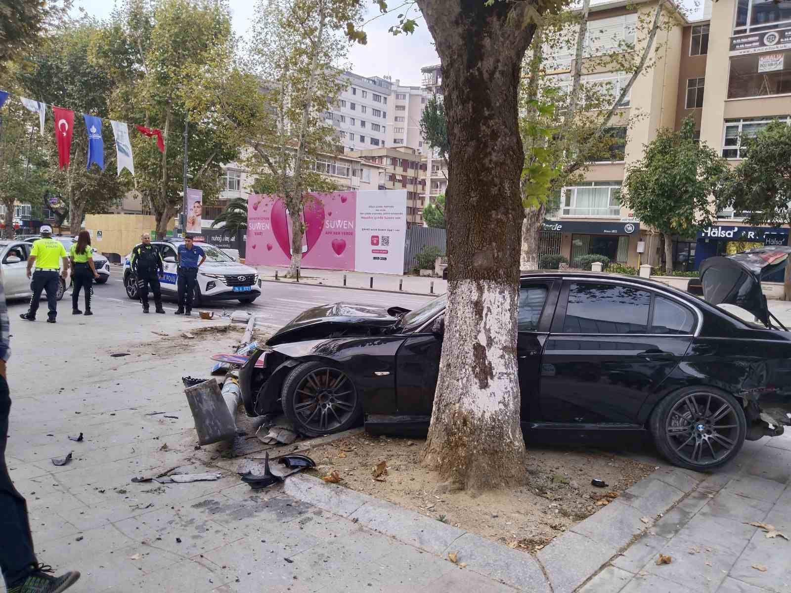 Kadıköy’de sürücüsünün kontrolünden çıkan otomobil aydınlatma direğine çarptı
