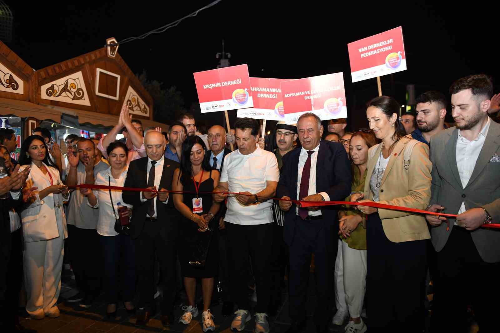 Esenyurt’ta 3. Kardeş Kültürler Festivali vatandaşların yoğun ilgisiyle başladı
