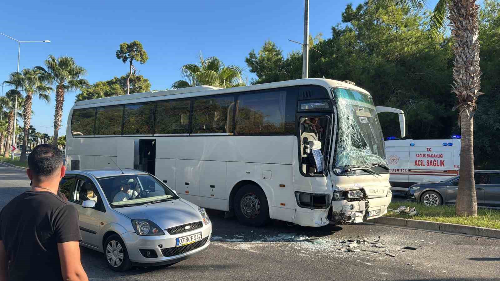 Otel servisi su tankerine arkadan çarptı: 1 yaralı
