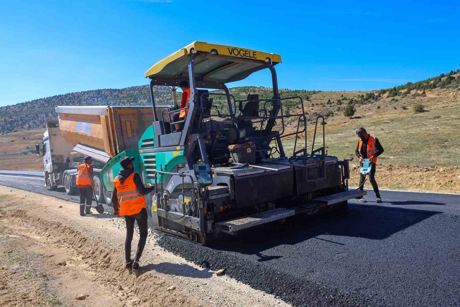 Selçuklu Belediyesi dış mahallelerde bağlantı yollarının standardını yükseltiyor
