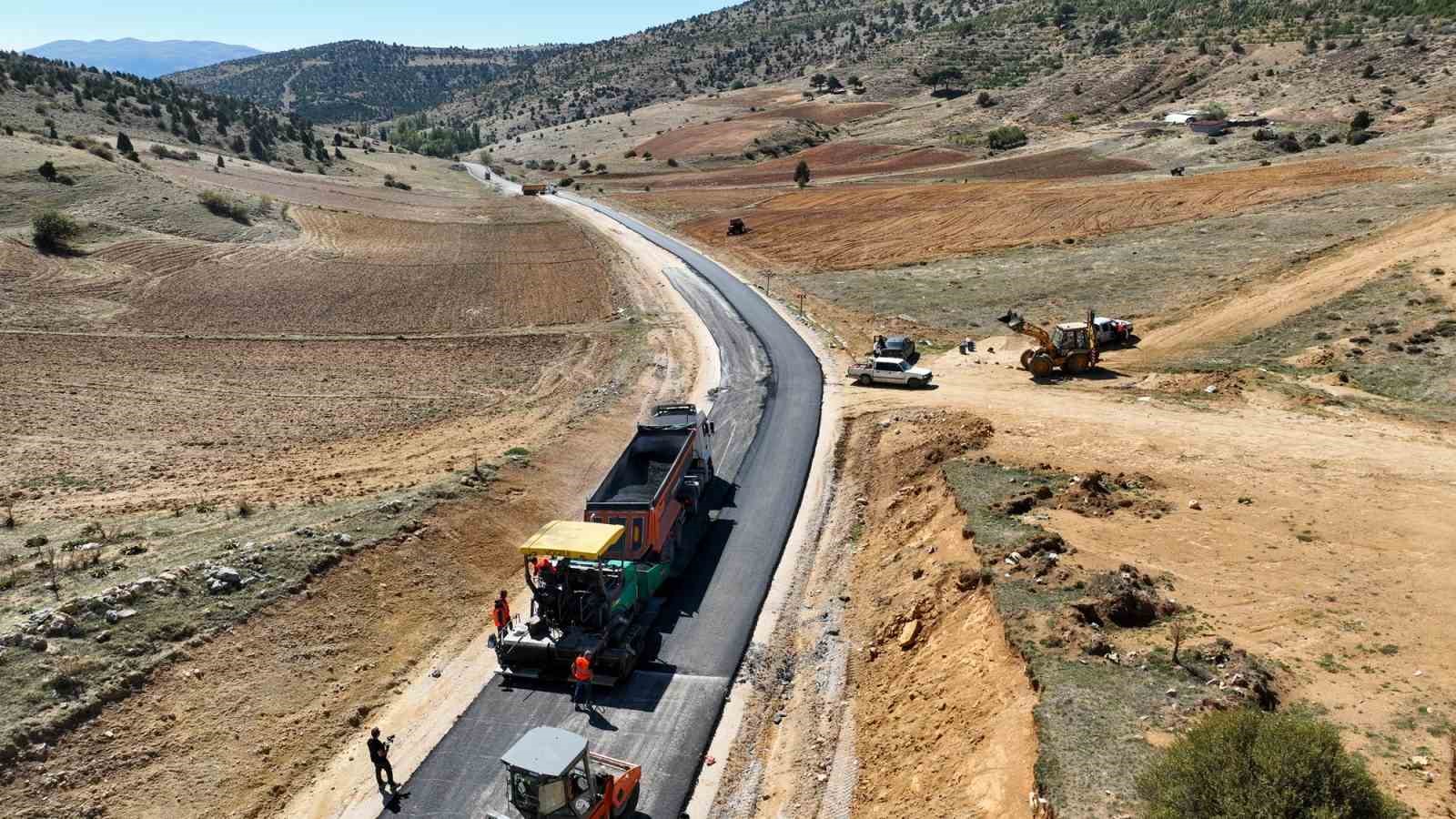 Selçuklu Belediyesi dış mahallelerde bağlantı yollarının standardını yükseltiyor
