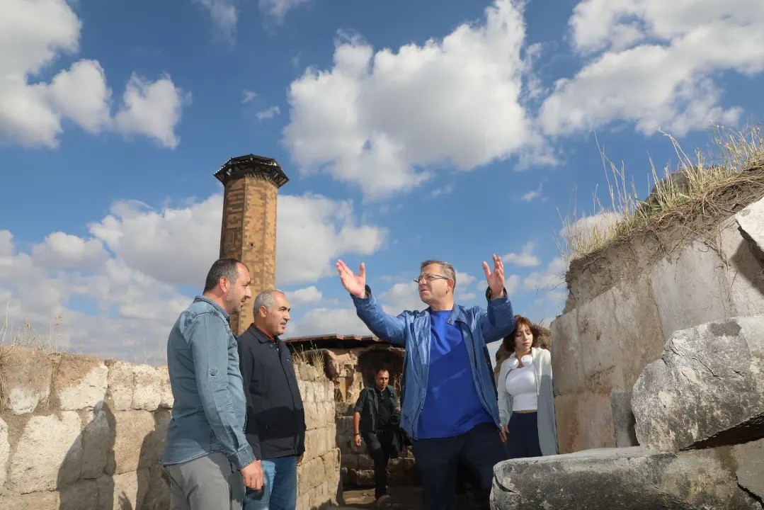 Vali Polat, Ani Ören Yeri’nde incelemelerde bulundu
