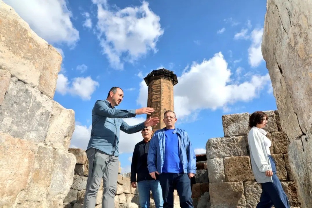 Vali Polat, Ani Ören Yeri’nde incelemelerde bulundu
