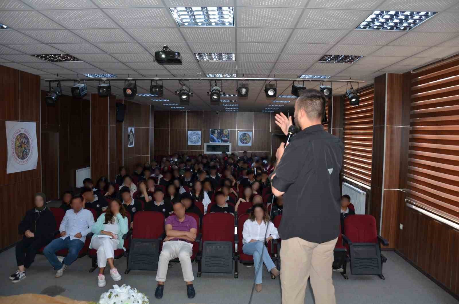 Polisten öğrencilere terör bilgilendirmesi
